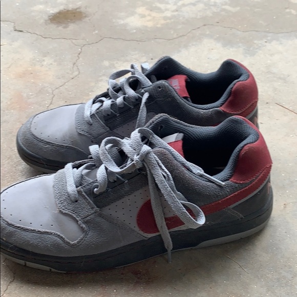 Men’s Gray and red nike low top sneakers